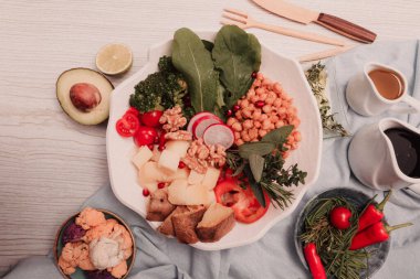 Taze salata tabağı ile karışık yeşillik