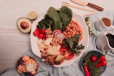 Taze salata tabağı ile karışık yeşillik