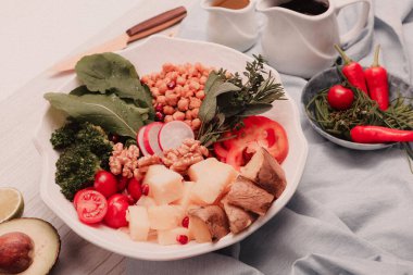 Taze salata tabağı ile karışık yeşillik