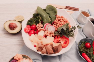 Taze salata tabağı ile karışık yeşillik