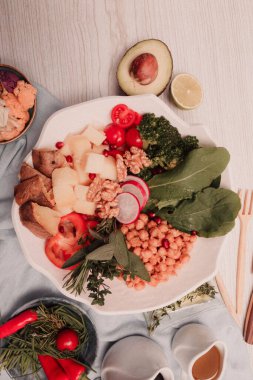 Taze salata tabağı ile karışık yeşillik