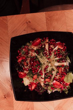 Taze salata tabağı ile karışık yeşillik