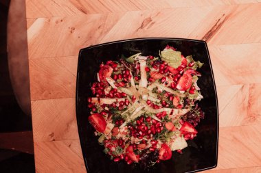 Taze salata tabağı ile karışık yeşillik