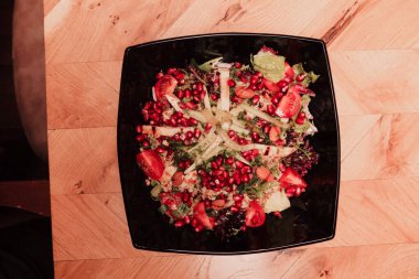 Taze salata tabağı ile karışık yeşillik