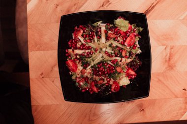 Taze salata tabağı ile karışık yeşillik