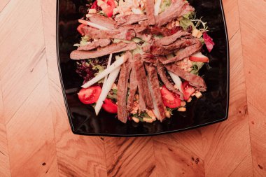 Taze salata tabağı ile karışık yeşillik