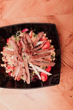 Taze salata tabağı ile karışık yeşillik