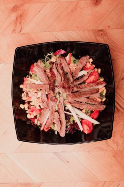 Taze salata tabağı ile karışık yeşillik