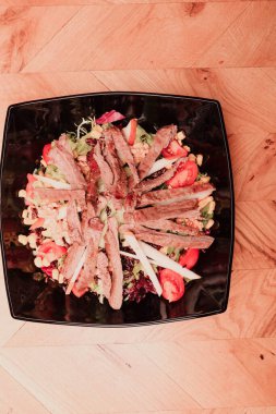 Taze salata tabağı ile karışık yeşillik