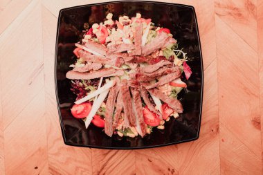 Taze salata tabağı ile karışık yeşillik