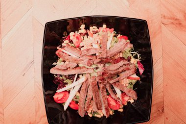 Taze salata tabağı ile karışık yeşillik