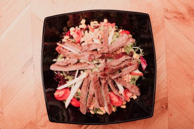 Taze salata tabağı ile karışık yeşillik