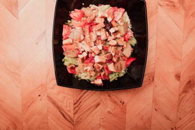 Taze salata tabağı ile karışık yeşillik