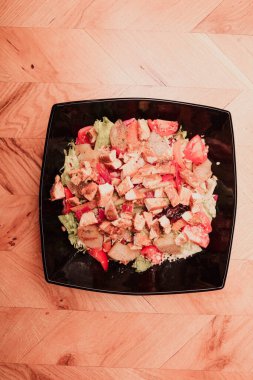 Taze salata tabağı ile karışık yeşillik