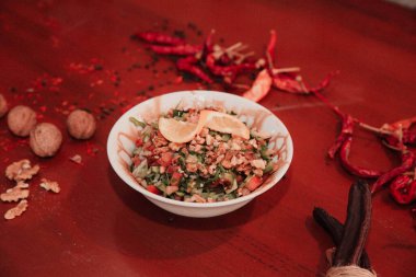 Taze salata tabağı ile karışık yeşillik