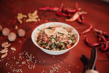 Taze salata tabağı ile karışık yeşillik