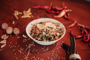 Taze salata tabağı ile karışık yeşillik