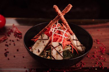 Taze salata tabağı ile karışık yeşillik