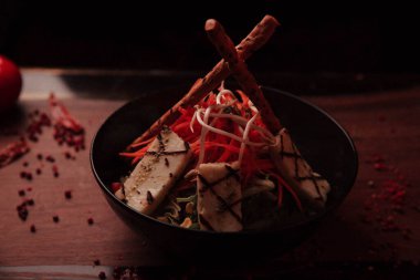 Taze salata tabağı ile karışık yeşillik