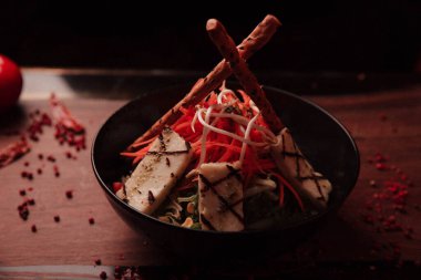 Taze salata tabağı ile karışık yeşillik