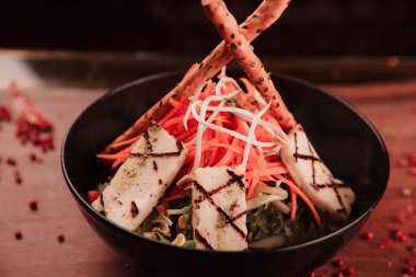 Taze salata tabağı ile karışık yeşillik