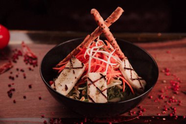 Taze salata tabağı ile karışık yeşillik