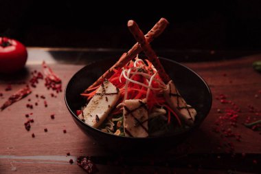 Taze salata tabağı ile karışık yeşillik