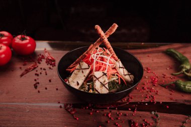 Taze salata tabağı ile karışık yeşillik