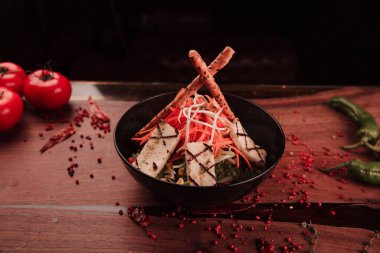 Taze salata tabağı ile karışık yeşillik