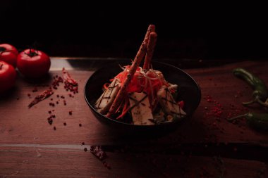 Taze salata tabağı ile karışık yeşillik