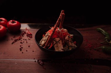 Taze salata tabağı ile karışık yeşillik