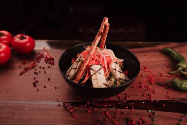 Taze salata tabağı ile karışık yeşillik