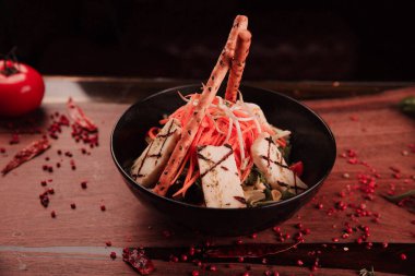 Taze salata tabağı ile karışık yeşillik