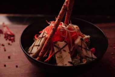 Taze salata tabağı ile karışık yeşillik