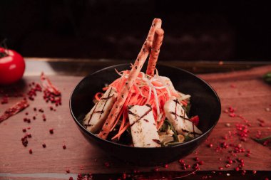 Taze salata tabağı ile karışık yeşillik