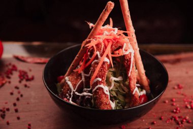 Taze salata tabağı ile karışık yeşillik