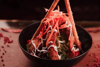 Taze salata tabağı ile karışık yeşillik