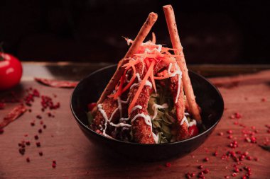 Taze salata tabağı ile karışık yeşillik