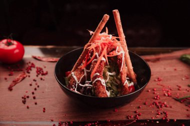 Taze salata tabağı ile karışık yeşillik