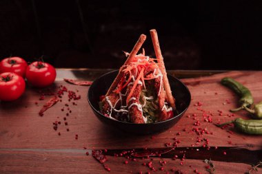 Taze salata tabağı ile karışık yeşillik