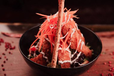 Taze salata tabağı ile karışık yeşillik