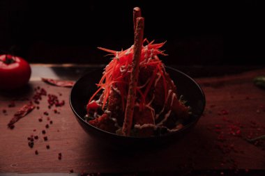 Taze salata tabağı ile karışık yeşillik