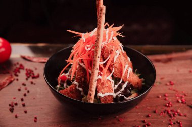 Taze salata tabağı ile karışık yeşillik