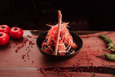 Taze salata tabağı ile karışık yeşillik