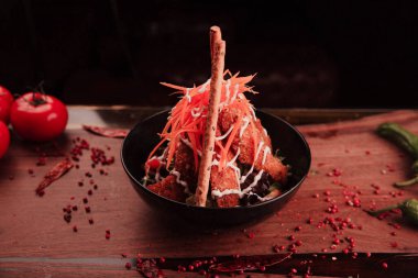 Taze salata tabağı ile karışık yeşillik