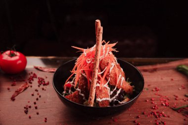 Taze salata tabağı ile karışık yeşillik