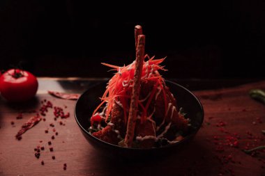 Taze salata tabağı ile karışık yeşillik