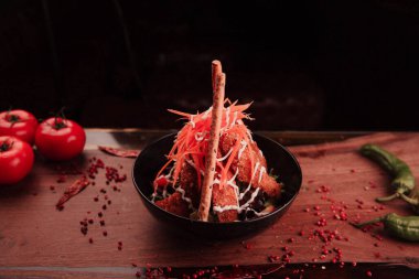 Taze salata tabağı ile karışık yeşillik