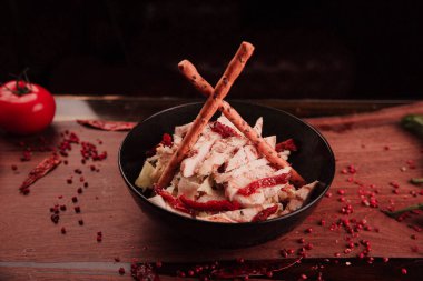 Taze salata tabağı ile karışık yeşillik