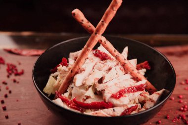 Taze salata tabağı ile karışık yeşillik